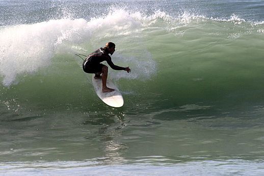 Surfeur à la pointe de la Coubre, un des princpaux spots de la commune