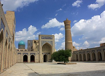 Pátio do Po-i Kalyan, com a respetiva mesquita, madraça e minarete