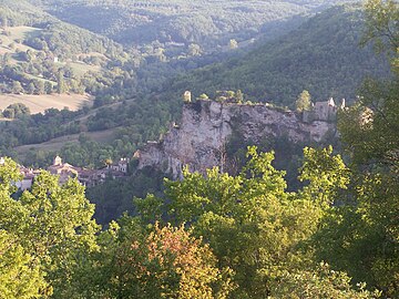 Penne vu de la RD 33 sur le causse.