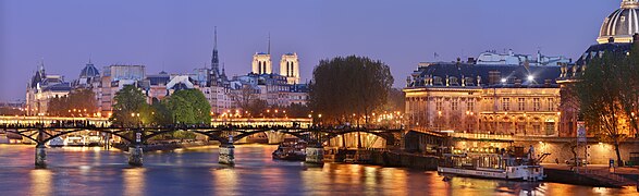 Panorama sobre o Pont des Arts e o Institut de France, à noite.