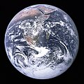 Modrá skleněnka „Pohled na Zemi tak, jaký ho měla posádka Apolla 17, když mířila 7. prosince 1972 k Měsíci. Tato fotografie ukazuje území od Středozemního moře až k antarktické polární čepičce. Je to poprvé, co trajektorie Apolla umožnila, aby mohla být jižní polární čepička vyfotografována. Všimněte si hustých mraků na jižní polokouli. Téměř celé pobřeží Afriky je snadno viditelné. Arabský poloostrov je vidět na severovýchodě Afriky. Velký ostrov mimo pobřeží Afriky je Madagaskar. Asie se rozkládá na horizontu na severovýchodě.“