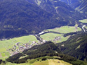 Blick auf Elbigenalp vom Gipfel der Rotwand