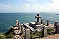 Tombeau de Chateaubriand sur le Grand Bé, face à la mer, avec la pointe de la Varde en arrière-plan.