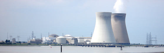 Centrale nucléaire de Doel sur l'estuaire de l'Escaut.