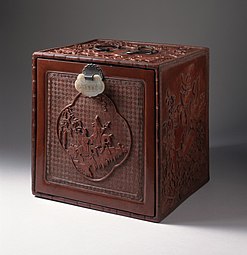 Японский сундук; около 1750-1800; резной красный лак на деревянной основе с металлической фурнитурой и нефритовым замком; 30,64 х 30,16 х 12,7 см; Музей искусств округа Лос-Анджелес (США)