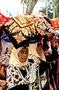 Dones de Minangkabau portant plats de menjar a una cerimònia