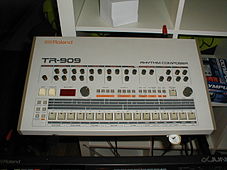 Roland TR-909 -rumpukone (1983).