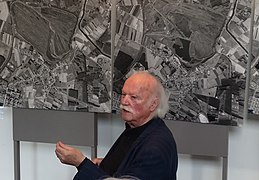 Daniel Mio, ancien maire de Rieulay de 1977 à 2006, en conférence le 9 novembre 2019 sur l'évolution du site du terril des Argales.