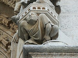 Un sculpté, support d'une des grandes statues de la façade.