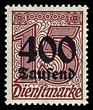 rechteckige Briefmarke der einer großen Zahl „15“ und darunter dem Wort „Dienstmarke“ in rot; auf die „15“ in schwarz „400 Tausend“ aufgedruckt