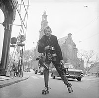 Nizozemský fotograf Jack de Nijs se po městě pohybuje na kolečkových bruslích