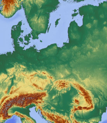 Carte topographique, du nord au sud : grande plaine, montagnes et plateaux, plaine enserrée dans plusieurs massifs.