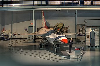 En F-16 Fighting Falcon som användes av Thunderbirds mellan 1982 och 1982 utställd på Museum of Aviation vid Robins Air Force Base.