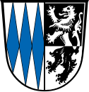 Gemeinde Pfaffing Gespalten; vorne in Silber drei senkrecht stehende, durchgehende blaue Rauten, hinten geteilt von Schwarz und Silber mit einem Löwen in verwechselten Farben.