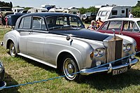 1921年 - 1965年のロールス・ロイスにおけるデザインの変遷。左からシルヴァーゴースト・ツアラー (1921年製) 、レイス (1938年製) 、シルヴァークラウドIII (1964年製) 。後継車種である1965年のシルヴァーシャドウからモノコック製のモダンな箱型ボディとなったことから、シルヴァークラウドIIIは伝統的なデザインを有したロールス・ロイス最後の車種と言われている[66]。