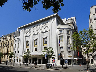 Théâtre des Champs-Élysées, de Auguste Perret, 15 avenue Montaigne, în Paris (1910–13). Betonul armat le-a dat arhitecților abilitatea de a crea forme noi și spații mai mari
