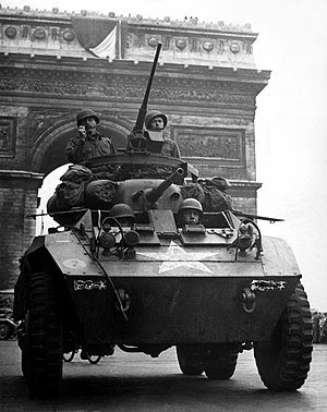 טנק של בעלות הברית עובר דרך שער הניצחון בפריז