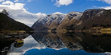 Ulvikfjorden, en arm av Osafjorden, som igjen er en sidefjord til Hardangerfjorden i Ulvik kommune i Hordaland. Foto: 2008