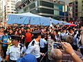 警員包圍集會人士，防止反佔中人士衝擊