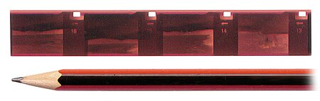 Отрезанная полоска (111×16 мм) с негативными кадрами плёнки типа 110.