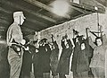 Бойцы СА в Берлине арестовали группу коммунистов 6 марта 1933 года, на следующий день после выборов в Рейхстаг.