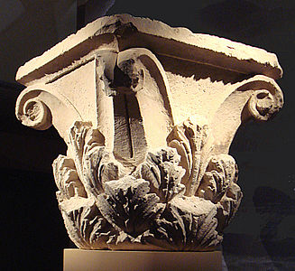 Chapiteau corinthien, Aï Khanoum, IIIe-IIe siècle av. J.-C., calcaire, 81,5 × 81 × 74 cm, musée national d'Afghanistan[65].