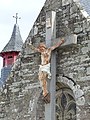 Christ en croix apposé le long de l'un des murs de l'église paroissiale.