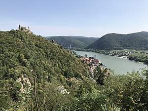 Вид на замок, Дунай и город Дюрнштайн