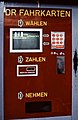 Mikrorech­ner­ge­steu­er­ter Fahr­kar­ten­au­to­mat (MFA) der Deut­schen Reichs­bahn im Bahn­hof Leip­zig Hbf, 1993