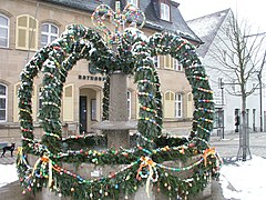 Met gekleurde paaseieren versierde bron in Duitsland