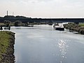 Einmündung des Rhein-Herne-Kanals (rechts) in den Ruhrschifffahrtskanal, im Hintergrund die Brücke der A 59 in Duisburg