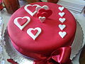 バレンタインデー仕様の赤いフォンダンのケーキ