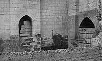 Photographie en noir et blanc d'une cavité creusée en aplomb d'un bâtiment.