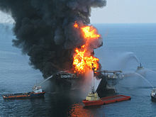 A explosión da plataforma Deepwater Horizon en 2010 no golfo de México foi o maior desastre ambiental dos Estados Unidos e o maior derramamento accidental de petróleo na historia do mar.[239][240]