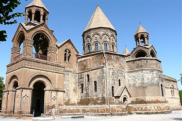 Catedral armènia d'Etxmiadzim (618), a l'esquerra torre afegida.