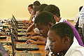 學童使用捐贈的電腦上課