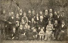 Photographie de Jacques et Zéline Reclus (assis au centre de la photographie) entourés de leur onze enfants et d'autres membres de leur famille (1881).