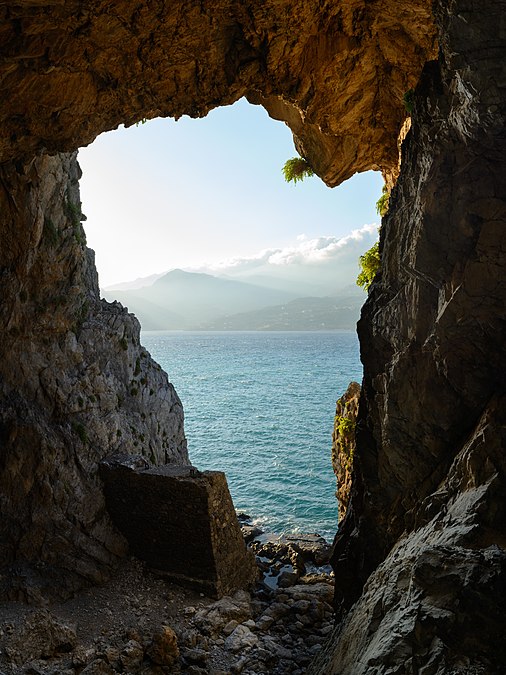 圖為克里特島普拉基亞斯灣的戈納特斯洞。戈納特斯洞和隧道是由第二次世界大戰佔領克里特島的德軍所挖掘的。