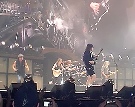 AC/DC на концерте в Такоме, 31 августа 2009 года. Слева направо: Брайан Джонсон, Малькольм Янг, Фил Радд, Ангус Янг и Клифф Уильямс.
