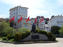 Salah satu lapangan utama di pulau tersebut, dengan patung Mustafa Kemal Atatürk.