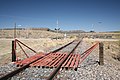 Viehgitter in New Mexico – Die Bahnstrecke quert hier einen Zaun.