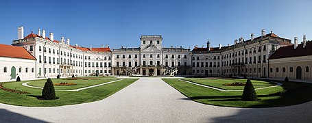 A „Magyar Versailles”-ként is ismeretes fertődi Esterházy-kastély főhomlokzata a belső udvarból szemlélve