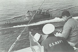 Капитуляция U-234, на переднем плане — экипаж USS Sutton