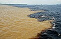 Rencontre des eaux du rio Negro et du rio Solimões à proximité de Manaus.