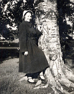 Anja Pohjola 1950-luvulla Jyväskylän Kirkkopuistossa