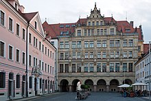 Barevná fotografie s pohledem na historizující neorenesanční budovu nové radnice v Görlitz