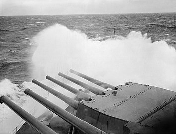 Линкора „Дук оф Йорк“ в Атлантика през декември 1941 г. Вижда се как вълните заливат кулите на ГК