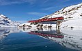 Regiontog langs Lago Bianco, i nærheten av Ospizio Bernina stasjon. Foto: David Gubler