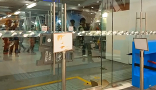 有人尚德廣場用物件卡住玻璃門，防止防暴警員進入商場