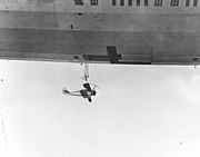 De USS Akron lanceert zijn N2Y-1 vliegtuig.